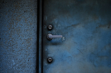 青い古い鉄扉