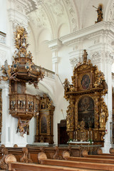 Fototapeta na wymiar Kanzel und Sakramentsaltar im Münster in Obermarchtal