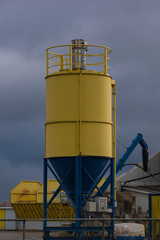 ein gelber Silo