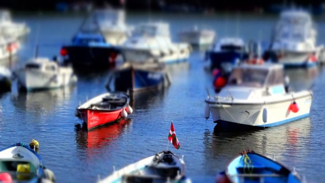 Un drapeau sur l'eau (bateau) 