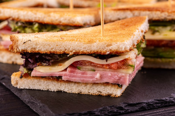 The crackling sandwich with ham, cheese and vegetables