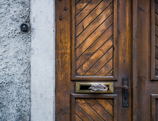 Haustüre mit Zeitungen und Türklingel