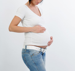 schwangere frau stehend mit dicken babybauch