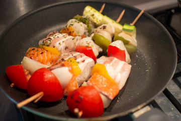 bunter Fischspiess