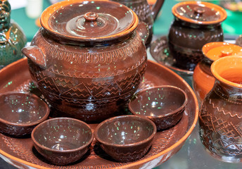 Ceramic set of dishes with a zigzag ornament.