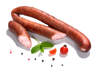 Kiełbasa wieprzowa na białym tle.