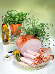 Kompozycja apetycznej wędliny, warzyw i ziół. © JacZia