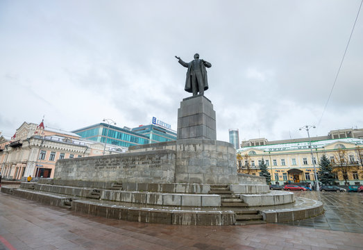 Памятник Ленину и торговый центр "Европа" в Екатеринбурге