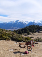 Fototapeta premium joellette joelette sorte de fauteuil roulant en montagne