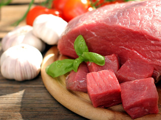 Mięso na gulasz.  Kompozycja mięsa wieprzowego z warzywami. - obrazy, fototapety, plakaty