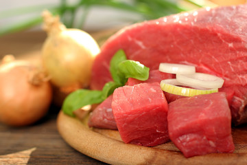 Surowe mięso na gulasz. Kompozycja mięsa z warzywami.