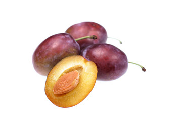 Śliwki na białym tle.