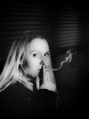 Portrait einer Frau beim Rauchen