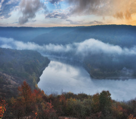 Fototapeta premium foggy canyon of a picturesque river. foggy autumn morning