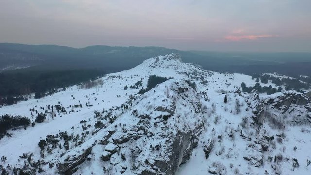 jura, z lotu ptaka zimowe g&oacute;ry i las