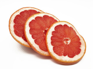 Grapefruit geschnitten freigestellt auf weißem Hintergrund