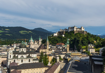 Fototapeta premium Salzburg, Austria - czwarte co do wielkości miasto w kraju, miejsce urodzenia Wolfganga Amadeusza Mozarta, Salzburg jest wpisany na Listę Światowego Dziedzictwa UNESCO ze względu na wspaniałą barokową architekturę