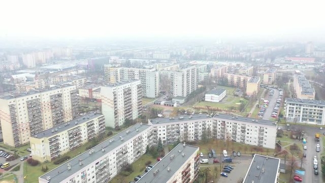 widok na bloki mieszkalne blokowiska we mgle