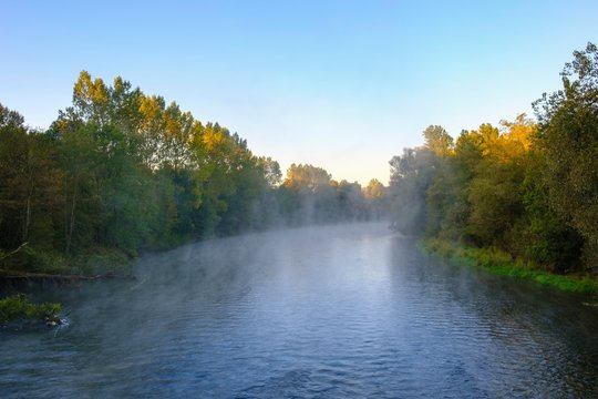 Isar with wafts of mist at sunrise, nature reserve Isarauen near Oberhummel, district of Freising, Upper Bavaria, Bavaria, Germany, Europe
