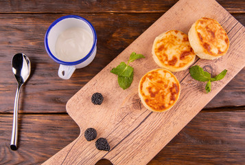 A breakfast with cheesecakes and fresh berries
