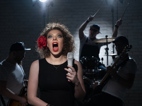 Woman sings loudly. Humor.