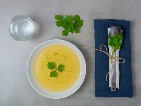 Diät, Fastenkur - Suppe mit Petersilie in einem weißen Teller, Draufsicht