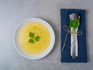 Fastenkur, Diät - Suppe in einem weißen Teller mit Petersilie, Draufsicht