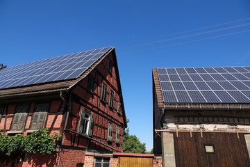 Fototapeta premium Häuser mit Solarzellen