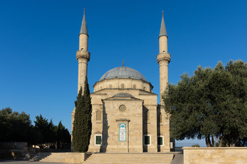 Fototapeta na wymiar Mosquée des martyrs Shehidler Khiyabani, Bakou, Azerbaïdjan