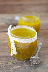 Chia-Wasser mit Kurkuma