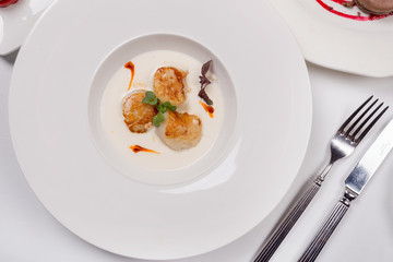 Scallops with leek and white sauce.