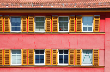 Rotes Wohnhaus, Fenster, Fensterfront