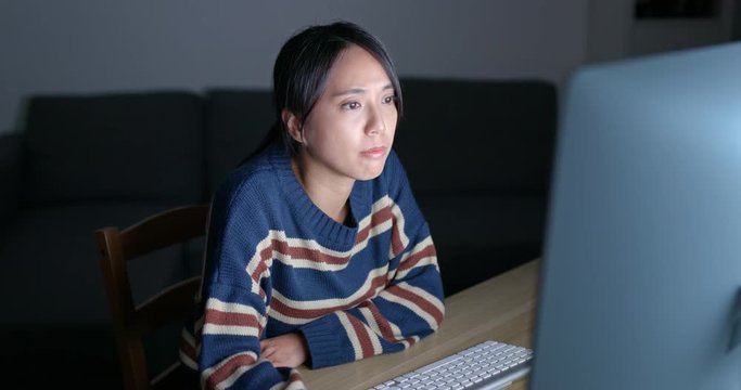 Woman feel eye dry with look at the computer at night