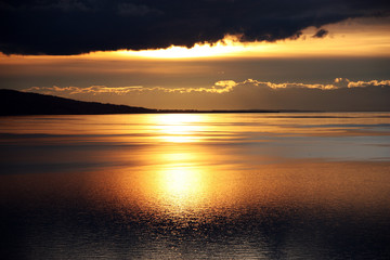 coucher de soleil flamboyant au dessus d'un lac