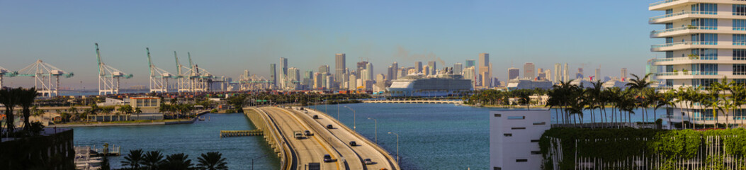Obraz premium Panoramic photo Miami view of Port and Downtown