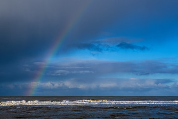 Regenbogen über der niederländischen Nordsee