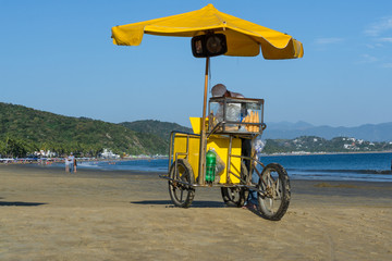 Venta de helados en bicicleta en la playa de Manzanillo Colima.