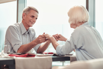 Obraz premium Smiling man and woman having great time together