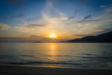 Fototapeta premium Tropical beach at sunset in Koh Lipe, Thailand