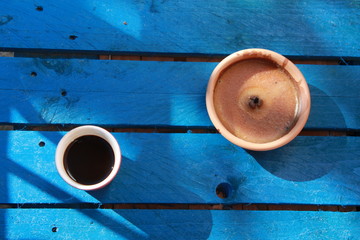 tasse de caffé expresso sur une table vintage bleue 