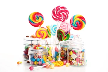 Foto op Plexiglas snoepjes met gelei en suiker. kleurrijke reeks verschillende snoepjes en lekkernijen voor kinderen. © beats_