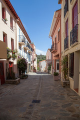 Fototapeta na wymiar Une rue déserte de Collioure