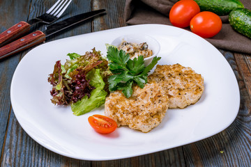 chicken cutlets with mixed salad