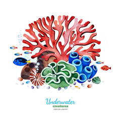 Naklejka premium Podwodne stworzenia. Akwarelowa kompozycja z wielobarwnymi koralowcami, muszelkami, wodorostami i tropikalnymi rybami. Idealna na zaproszenia, dekoracje na przyjęcia, do druku, projekt rzemieślniczy, kartki okolicznościowe, blog, tekstura.