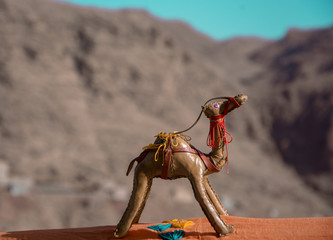 Camello de juguete posando al ras del mirador de Marrakech, Marruecos