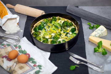 Tart with broccoli and baked cheese sauce