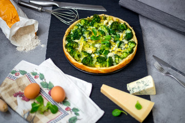 Tart with broccoli and baked cheese sauce