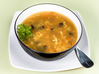 bol de soupe Thaï au poulet et nouilles en gros plan