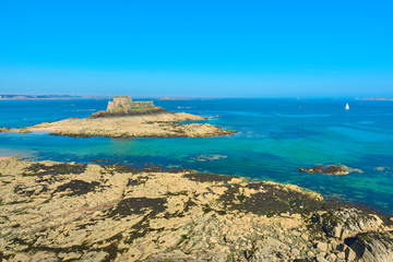 Vista Paisaje Marino del Fuerte y la Isla de Petit Be desde la Isla de Grand Be en la Costa de la Ciudad de Saint Malo, Bretaña, Francia