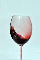Schwappender Rotwein im Glas